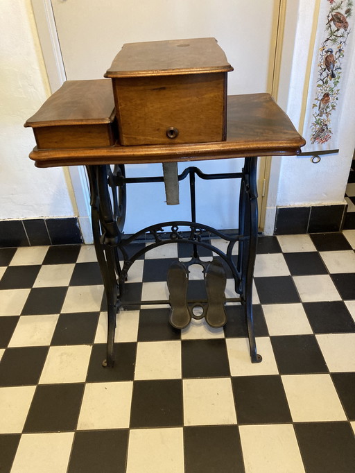 Machine à coudre ancienne de 1873