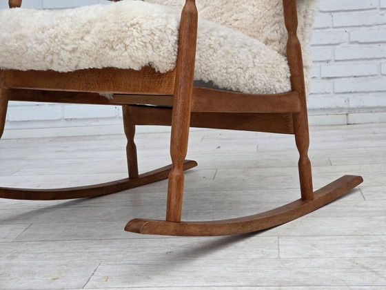 Image 1 of Fauteuil à bascule danois des années 1970, retapissé de véritable peau de mouton de qualité.