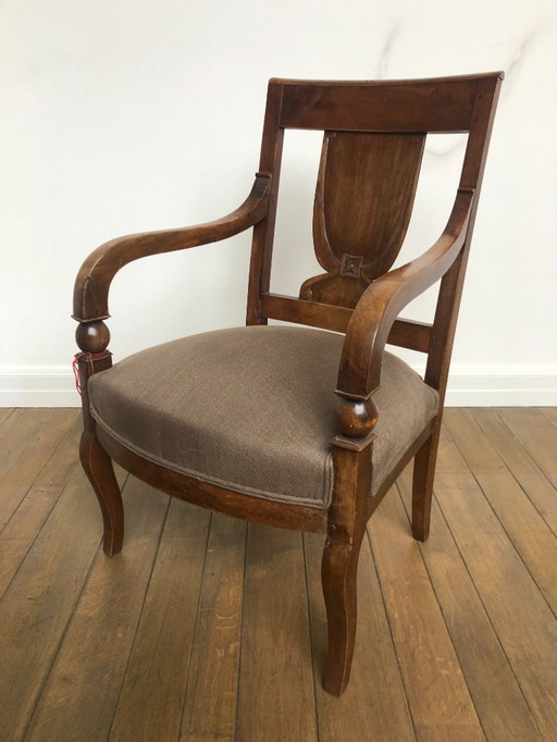Fauteuil ancien (vers 1820) en bois de noyer avec un nouveau revêtement en lin