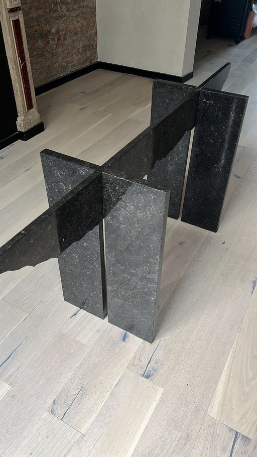 Mesa de comedor vintage modernista/brutalista de piedra natural y tablero de cristal