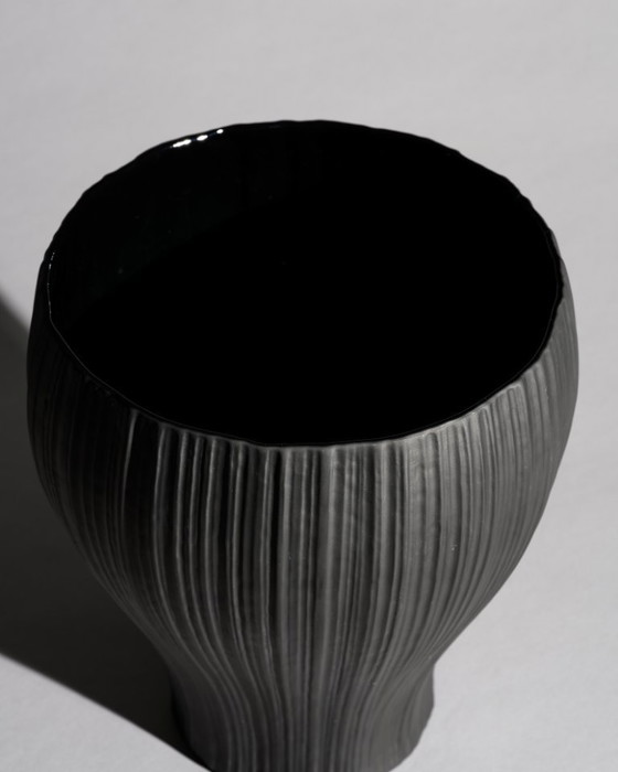 Image 1 of Zeldzame plissé porseleinen noire porseleinen vaas Martin Freyer voor Rosenthal H27cm