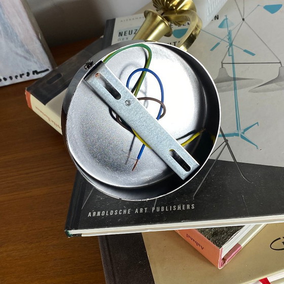 Set van twee messing wandlampen met vierkante tulpvormige kappen van wit geribbeld glas. – Brass (photo 7 of 9)