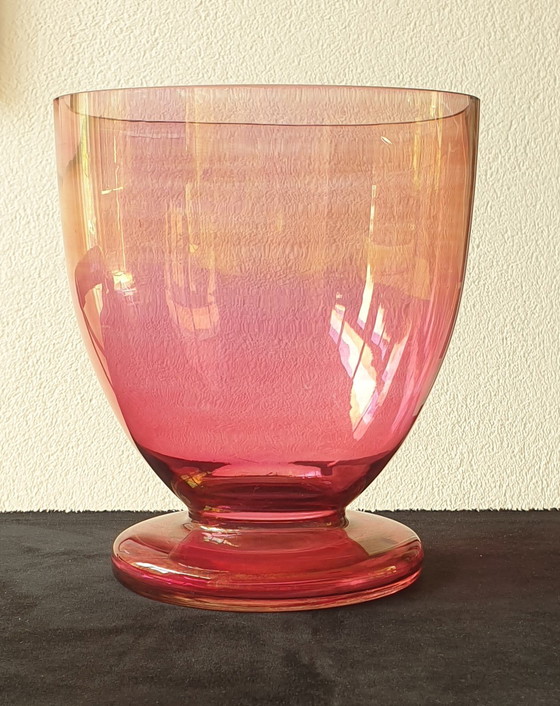 Image 1 of Vaso di cristallo dalla lucentezza iridescente/oleosa.