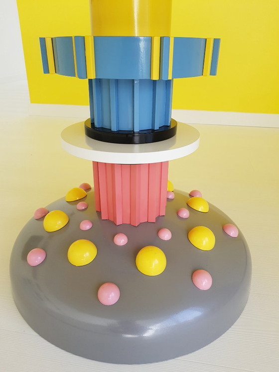 Image 1 of Round dining table (without chairs) made of Hi-macs and metal