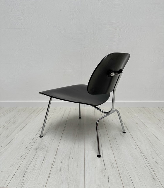 Image 1 of Poltrona lounge vintage Eames LCM in compensato degli anni '70, disegnata da Charles e Ray Eames per Vitra.