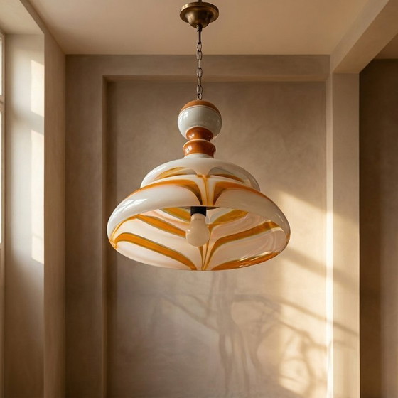 Image 1 of Italiaanse hanglamp van kunstglas, oranje en wit, handgeblazen kroonluchter, jaren 70