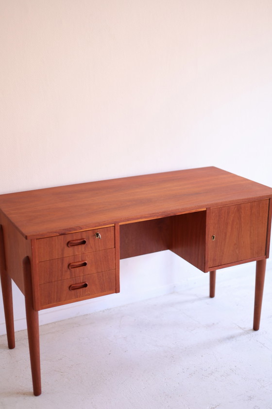 Dänischer Schreibtisch aus den 1960er Jahren – Wood (photo 2 of 11)