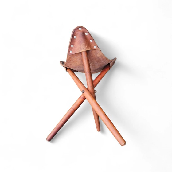2 x Bijpassende Vintage Bewerkt Lederen Driepoot Stoel / Campingstoel – Klapstoelen (photo 12 of 17)