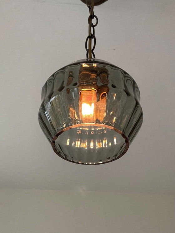Image 1 of Lampada a sospensione retrò anni '70 in vetro fumé a coste e catena in ottone