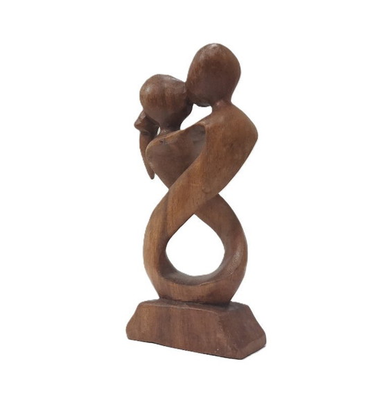 Image 1 of Sculpture en bois représentant un couple amoureux enlacé
