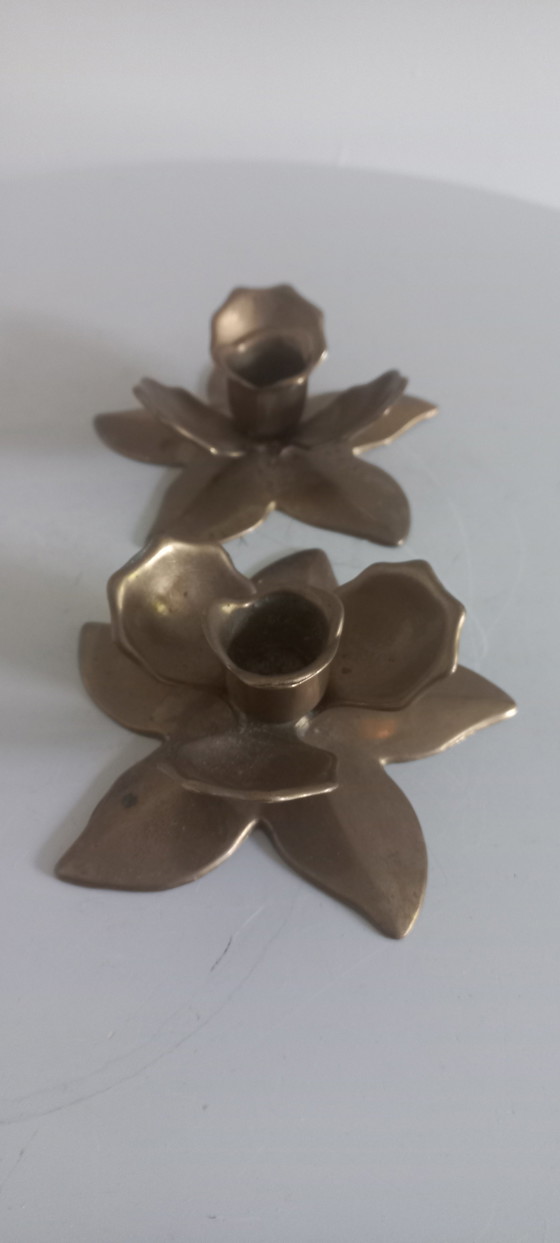 Juego de candelabros de latón con forma de flor de estilo moderno de mediados de siglo – Portavelas, Brass (photo 6 of 6)