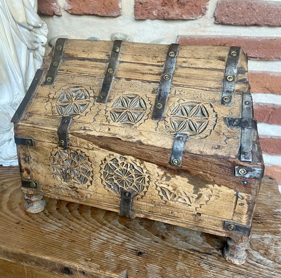 Image 1 of 19e-eeuwse mediterrane houten kist met houtsnijwerk en smeedijzeren beslag