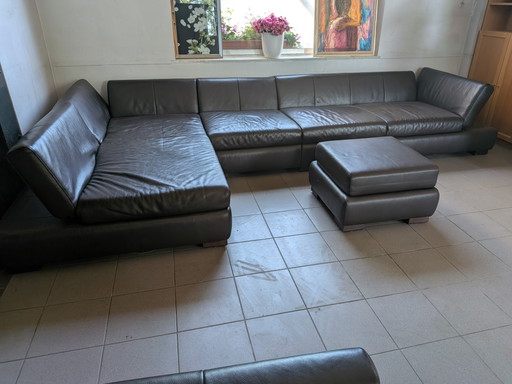 Conjunto de sofá seccional de cuero de diseño W. Schillig con sillón y otomana con espacio de almacenamiento.