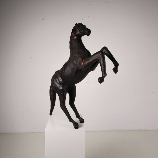 Antieke leren paardensculptuur uit het begin van de 20e eeuw met glazen ogen.