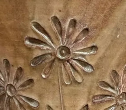 Vaso in ceramica con rilievo floreale