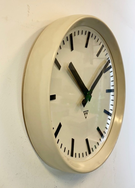 Image 1 of Grande orologio da parete industriale in bachelite di Pragotron, anni '60