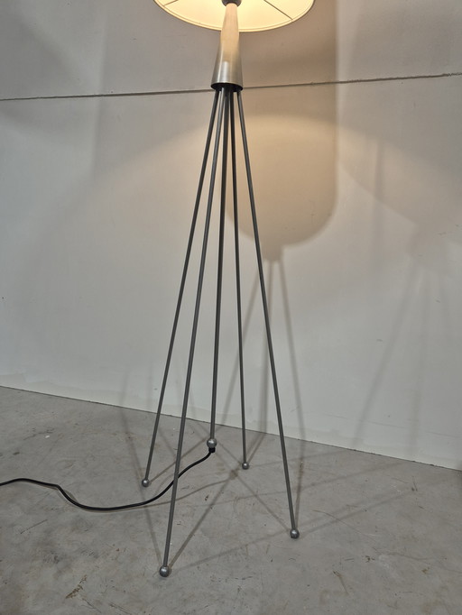 Lampada da terra vintage minimalista con treppiede, in stile metà secolo.