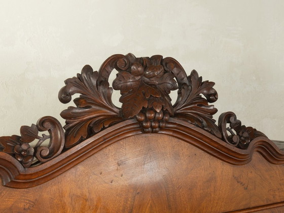 Antieke kast met twee deuren en houtsnijwerk. – Kasten, Wood (photo 5 of 7)