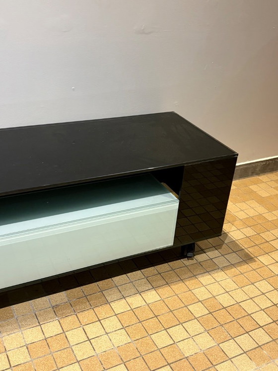 Modern Zwart Glazen TV-Meubel / Audiomeubel Op Wielen Met Frosted Glas Lade – tv-meubelen, Metal (photo 4 of 14)
