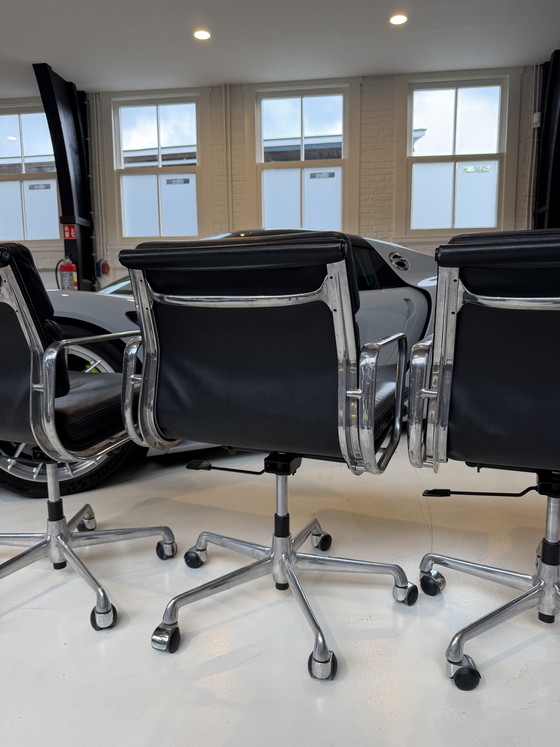 Image 1 of Lot de 4 - Coussins Eames ICF EA217 Softpad en cuir noir et aluminium