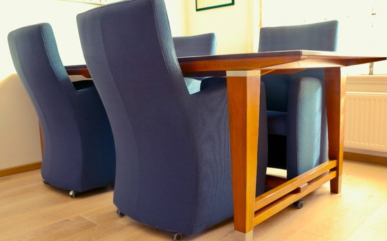 Image 1 of Dining room table with 4 Leolux armchairs