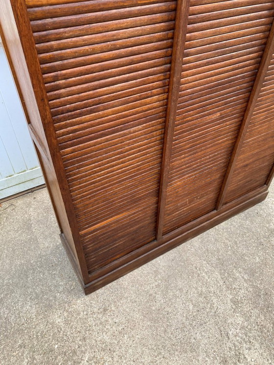 Image 1 of Eikenhouten archiefkast met drie kolommen en gordijn uit de jaren 50