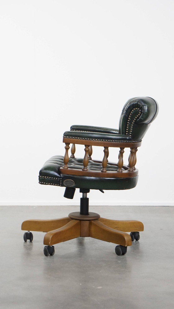 Image 1 of Dunkelgrüner Chesterfield-Bürostuhl aus Rindsleder und Holz auf Rollen