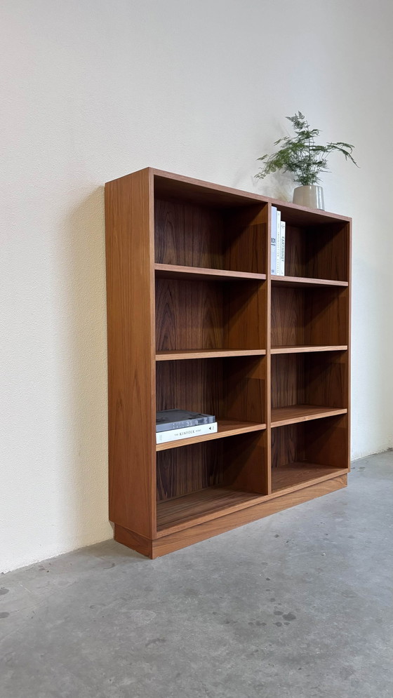 Image 1 of Vintage Boekenkast Op Plint In Teak 