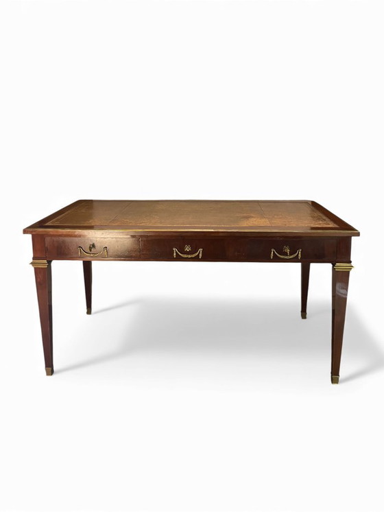 Image 1 of Flacher Schreibtisch aus Mahagoni im Stil Louis XVI., Lederplatte und Bronzeverzierungen