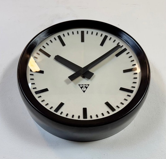 Image 1 of Industriële bakelieten fabriekswandklok van Pragotron, jaren 60