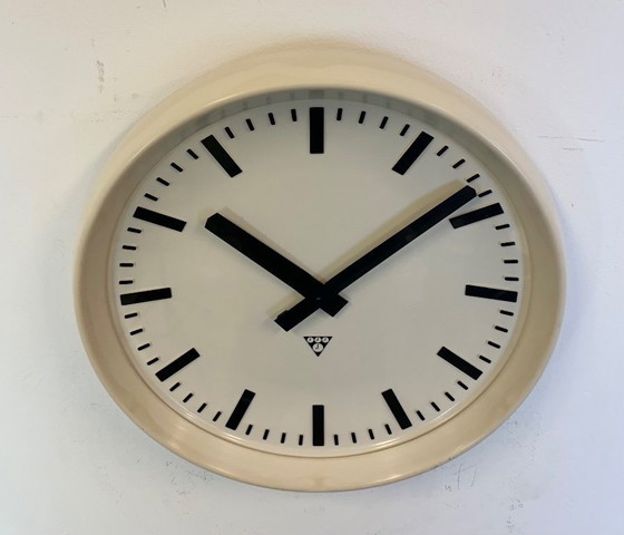 Image 1 of Grande orologio da parete industriale in bachelite di Pragotron, anni '60