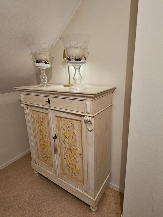 Image 1 of Gabinete patinado