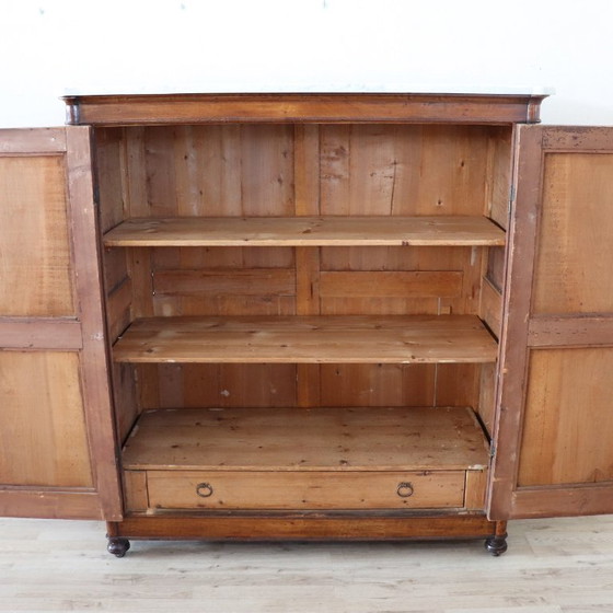 Image 1 of Seltener kleiner antiker Kleiderschrank aus Nussbaumholz mit Marmorplatte, Italien, 19. Jahrhundert