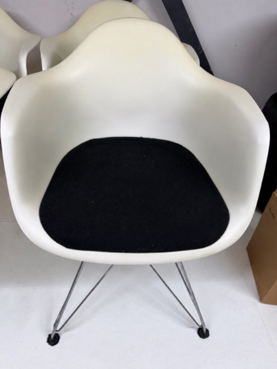 6x Vitra Eames Stühle – Esszimmerstühle, rvs, Plastic (photo 8 of 9)