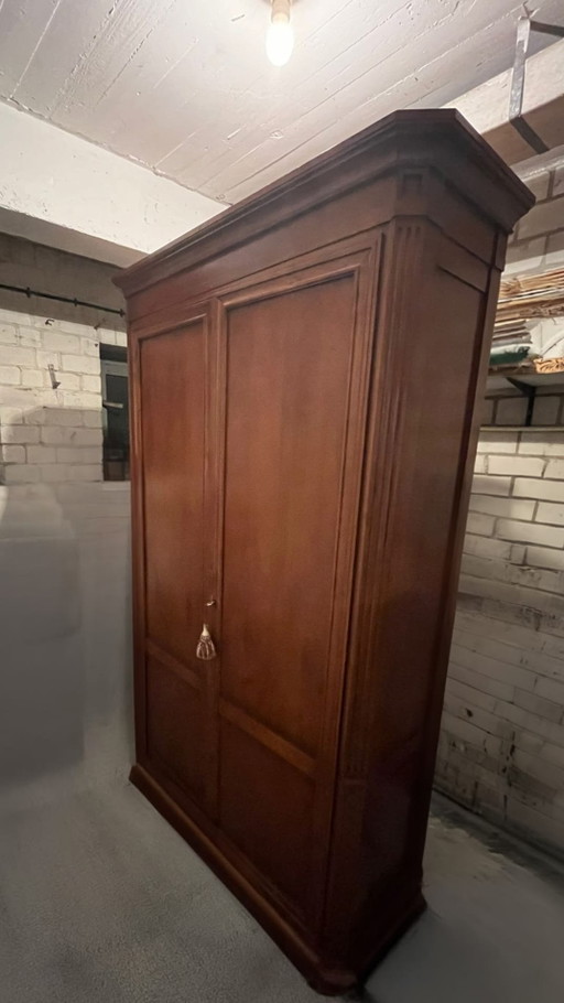 Hermoso gabinete antiguo italiano de madera maciza.