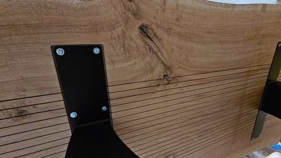 Image 1 of Unieke massief eikenhouten eettafel – 6,5 cm dikke, uit één stuk vervaardigde plaat – handgemaakt ontwerp