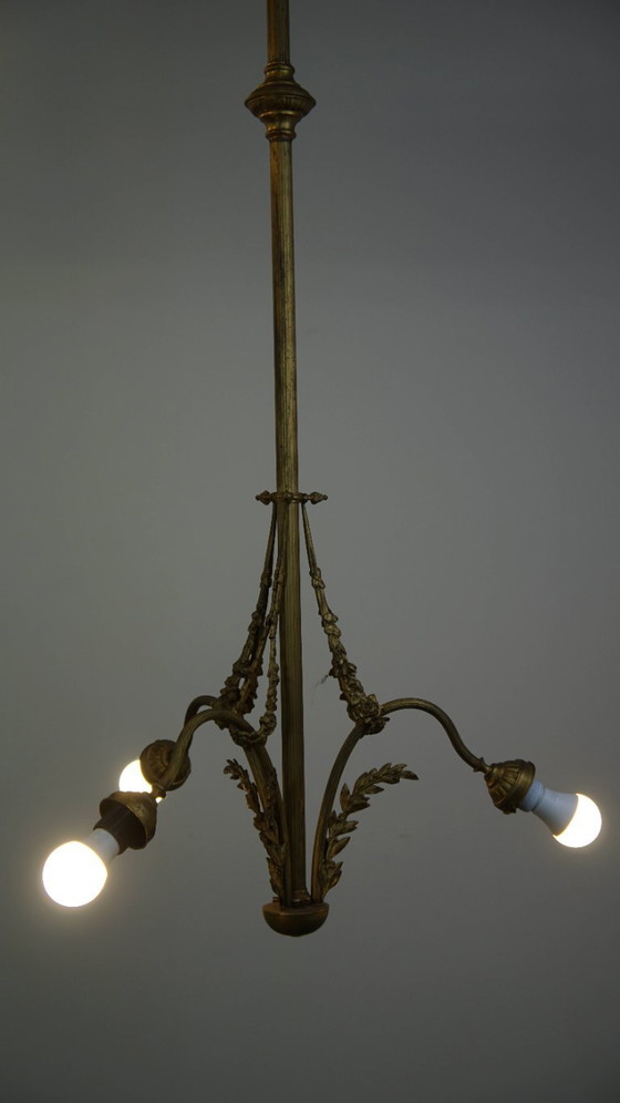 Image 1 of Lámpara colgante antigua con detalles dorados y ornamentados y 3 portalámparas.