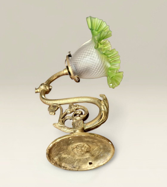 Image 1 of Wandleuchte im Stil Louis XVI. – Um 1930 – Ziselierte Bronze und Glaskugel aus Opalglas