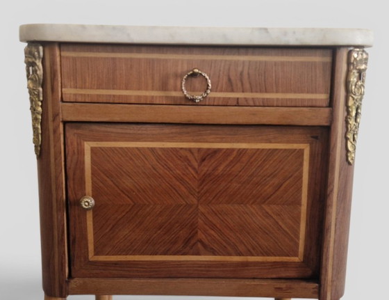 Image 1 of Tavolino laterale in stile Luigi XVI con intarsi, piano in marmo e decorazioni in bronzo dorato.