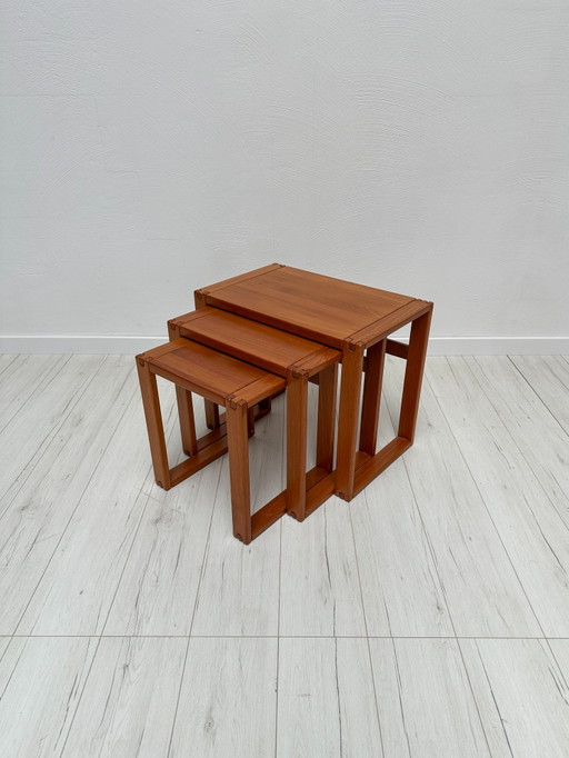 Tavolini da caffè impilabili in teak, stile vintage danese di metà secolo, anni '70 - Set di 3
