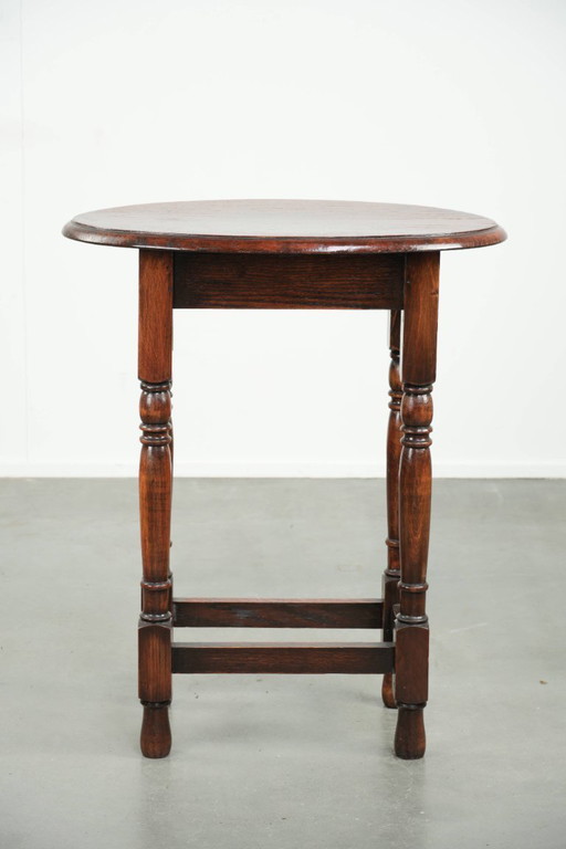Antique oval English oak side table from the early 20th century with beautiful colors
