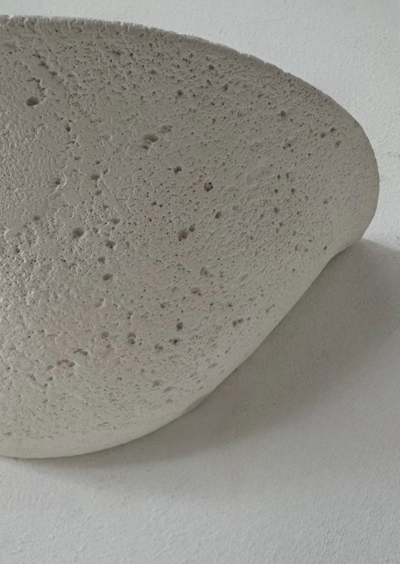 Image 1 of Een paar vintage wandlampen, mat wit stucwerk met een steenachtige afwerking, Frankrijk, 1970.