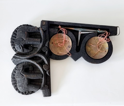 Balance ancienne dans un boîtier en teck sculpté.