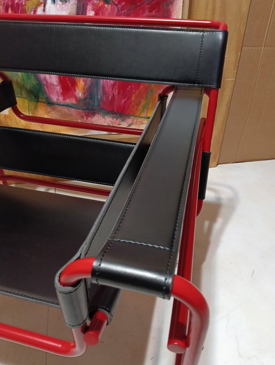 Image 1 of Bolso Knoll Wassily B3 rojo mate, nuevo-usado, en piel negra, de Marcel Breuer.