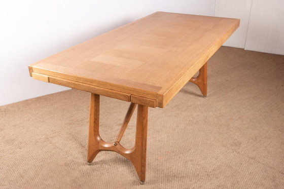 Image 1 of Gran mesa de comedor extensible de roble, diseñada por Guillermo y Chambron para Votre Maison en 1960.