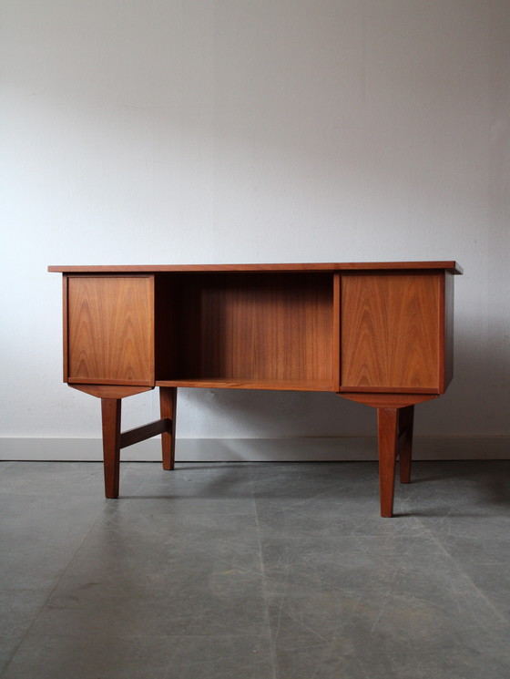 Image 1 of Scrivania danese vintage in teak