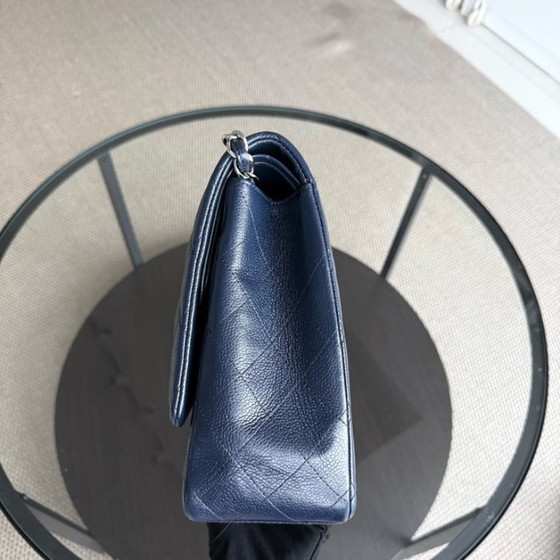 Image 1 of Borsa Chanel Classic Flap Maxi - Caviar Double Flap 34CM Trapuntata Blu Scuro Finiture Argento Serie 15