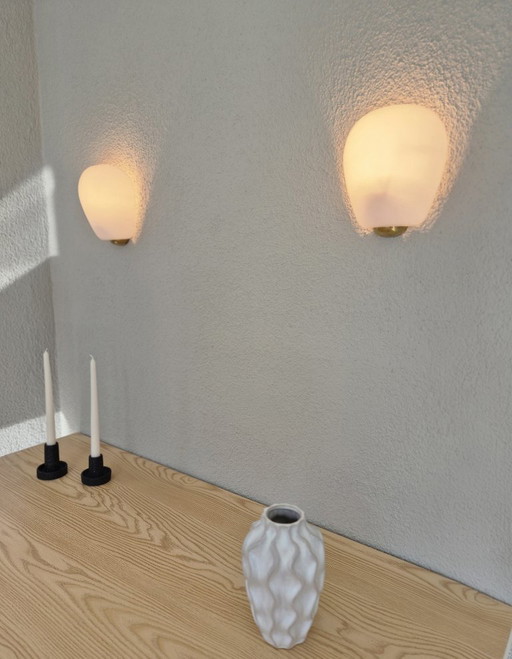 Elegant Peill & Putzler Wall Lamp by Wilhelm Wagenfeld, 1960s, Opaline Glass & Brass – Warm Ambient Light