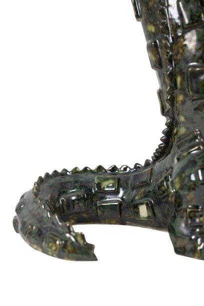 Image 1 of Valérie Courtet. Cocodrilo cargando hipopótamos. Contemporánea.