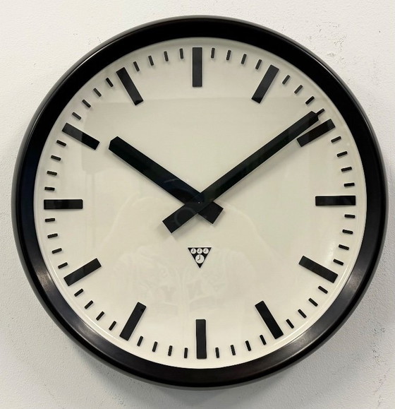 Image 1 of Grote industriële bakelieten fabriekswandklok van Pragotron, jaren 60